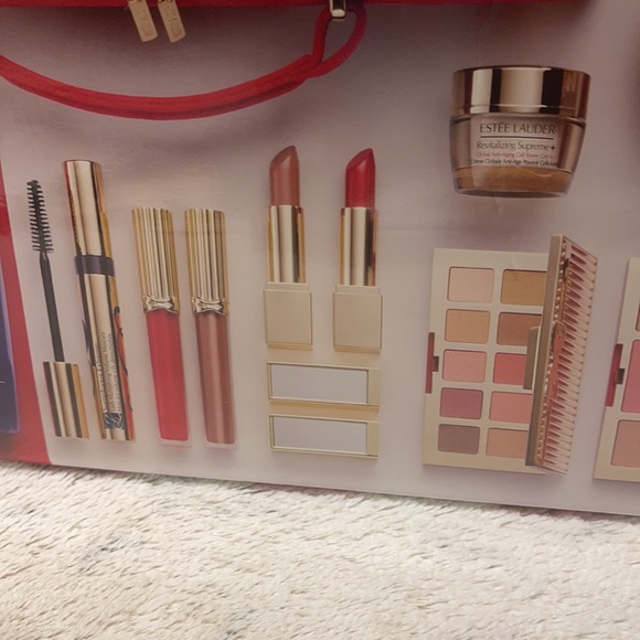 Ester Lauder 12 full-size favorites 😍💖🎁 - Picture 4 of 15